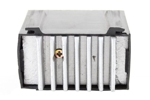 Feszültség szabályzó 12V